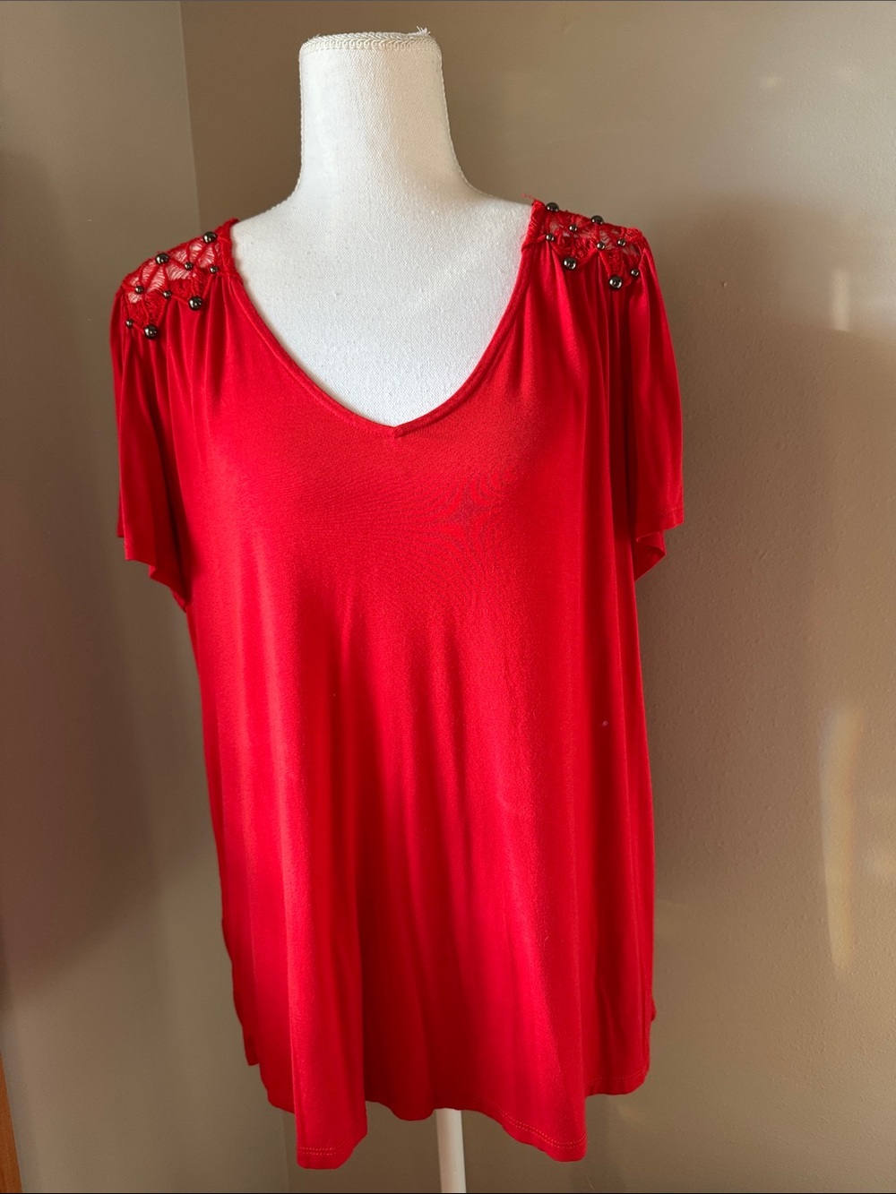 Women’s Cable & Gauge Red V-Neck Short Sleeve Top with Beaded Shoulders - Large
